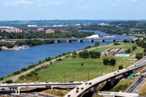 Anacostia Park lies between the Anacostia River and the Baltimore-Washington Parkway (295). NPS