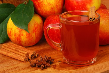 Warm apple cider in Maryland and Virginia with fresh apples, cinnamon sticks and star anise