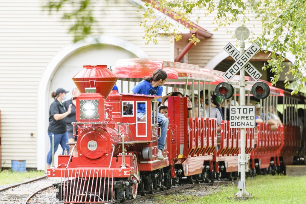 Wheaton Miniature red Train with kids - Montgomery Parks