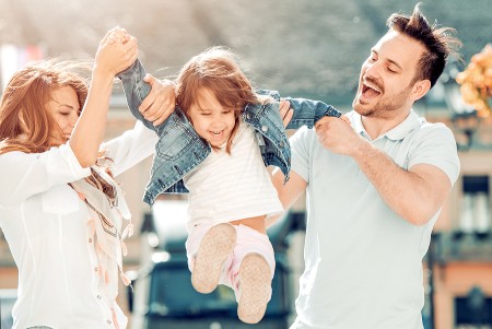 Family enjoying free things to do with kids in the DMV this weekend
